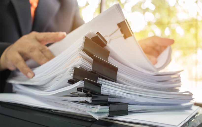Abogada revisando documentos de un caso de negligencia médica