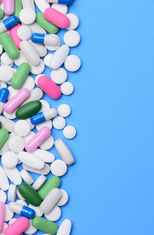 Medicamentos sobre un escritorio, ejemplo de tratamiento equivocado en un caso de negligencia médica