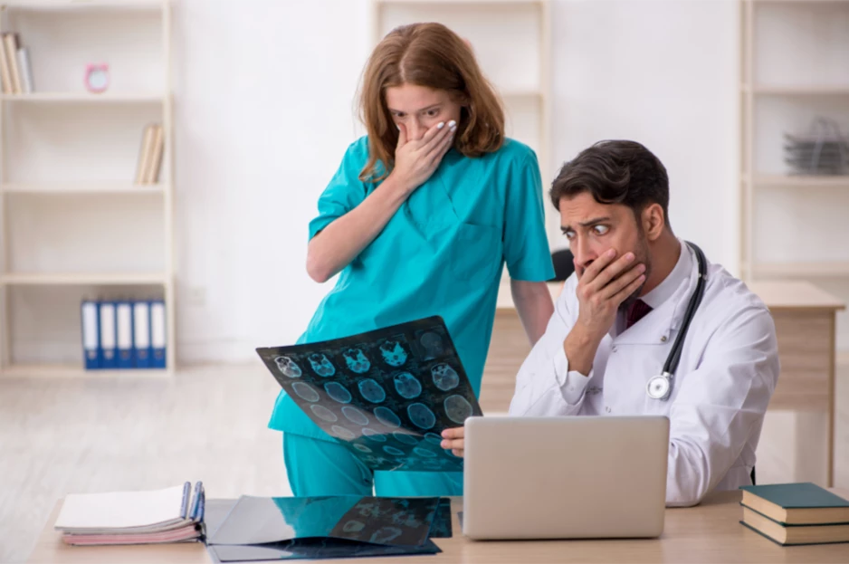 Médico revisando diagnóstico de un paciente en consulta