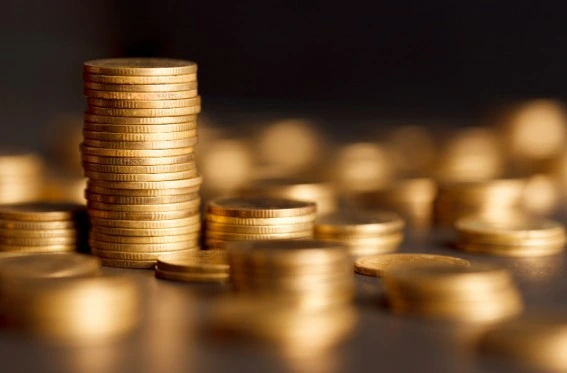 Monedas representando la retención de pago por pensión de alimentos
